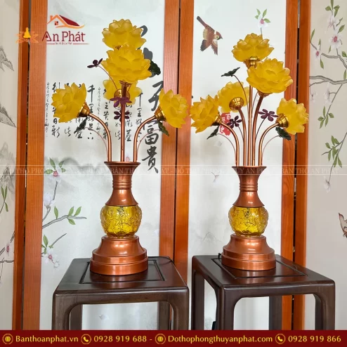 Mẫu đèn thờ đẹp nhất được làm từ chất liệu hoa sen lưu ly cao cấp bền đẹp vượt thời gian