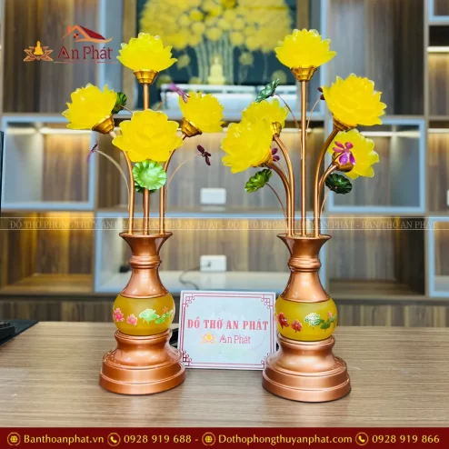 Mẫu đèn thờ đẹp nhất được làm từ chất liệu hoa sen lưu ly cao cấp bền đẹp vượt thời gian