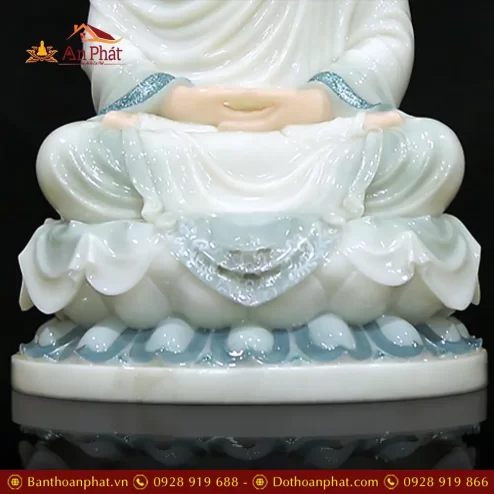 tuong phat thich ca bot da ao trang vien xanh dang ngoi tinh tam t262600002